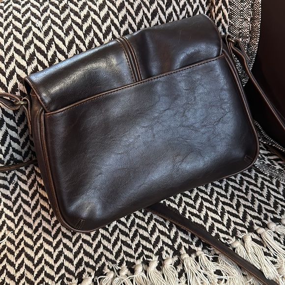 90โs Style VTG ยปLiz Claiborneยป Chocolate Genuine Leather Crossover Shoulder Bag - Picture 8 of 16